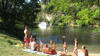 Baignade dans la rivière Lot à Douelle - Douelle