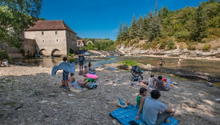 Baignade du moulin dans la rivière Célé à Cabrerets - Cabrerets